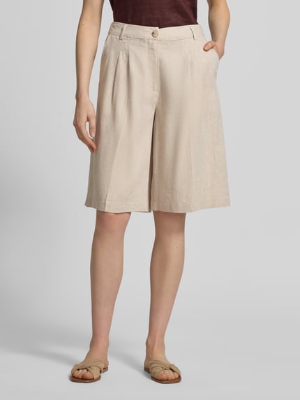 Vrouwenmodel draagt bermudashorts van viscosemix met linnen, model 'DAZIA' van B.Young, met steekzakken, knoop- en ritssluiting, uitlopend model, hele lichaam voorkant.