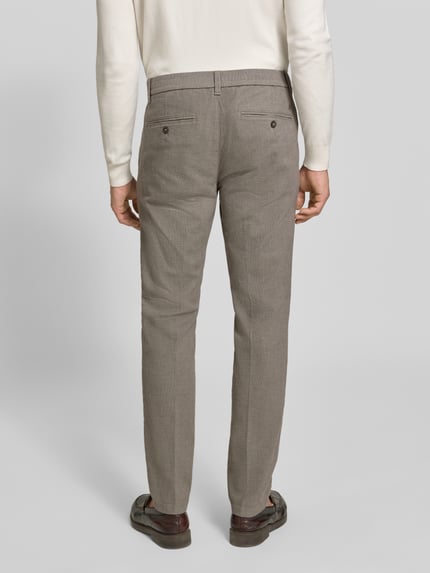 Männermodel trägt Regular Fit Schmale Hose aus Baumwoll-Mix Modell 'Stig Jogger' von Marc O'Polo, Herren Schmale Hose, Ganzkörperansicht Rückansicht.