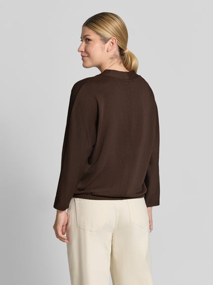 Modelka nosi brązowy Loose Fit 3/4-Shirt aus Viskose-Mix Modell 'Sluto' od OPUS, faktura gładka, widok całej sylwetki z tyłu, damska 3/4-bluzka.