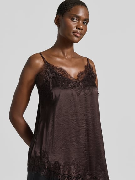Frauenmodel trägt Regular Fit Top mit Viskose-Anteil Modell 'Dove' von FREE/QUENT in Braun mit Spitzenbesatz, Nahaufnahme Oberkörper.