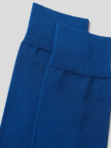 Produktfoto, Socken mit Label-Print im 2er-Pack von Christian Berg Men aus Baumwoll-Mix in Blau mit geripptem Abschluss und körpernahem Schnitt.
