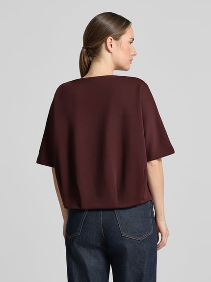 Vrouwenmodel draagt Regular Fit t-shirt uit modal-mix model 'Ginne' van OPUS in bordeauxrood, lichte glansstructuur, dames t-shirt, volledige lichaamsweergave achteraan.