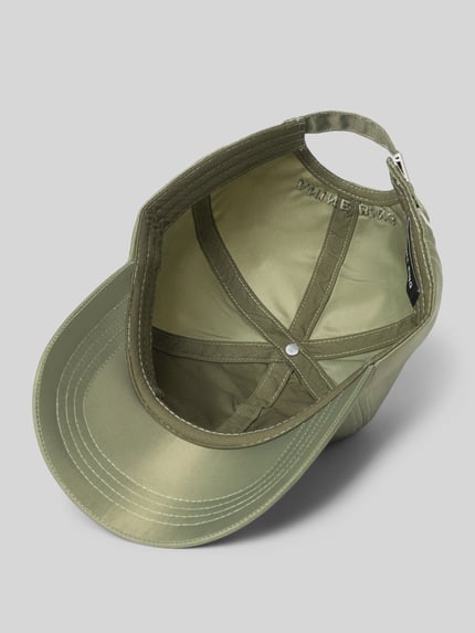 Productfoto, Basecap met labeldetail van Anine Bing in glanzend olijfgroen satijn, stevige klep, doorgestikte naden, verstelbare trens op de achterkant