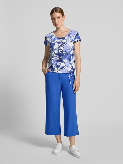Frauenmodel trägt Leinenhose mit französischen Eingrifftaschen von Betty Barclay im strahlenden Blau, Leinen-Mix mit Viskose-Anteil, Loose-Fit, elastischer Bund mit Haken-Reißverschluss, Ganzkörperansicht von vorne.