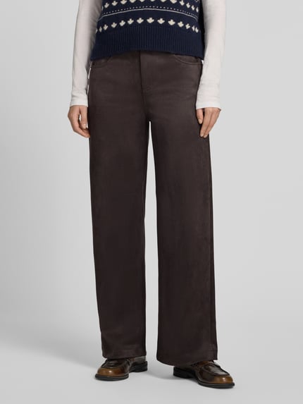 Frauenmodel trägt Hose mit Eingrifftaschen von COMMA, Dunkelbraun, weiter Regular Fit, glatte Textur, Nahaufnahme Unterkörper, Material-Mix mit Stretch-Anteil