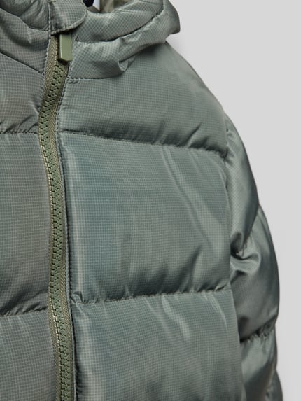 Produktfoto, Regular Fit Steppjacke mit Kapuze von Blue Seven in Stepp-Optik mit Reißverschluss und gefütterter Kapuze, Nahaufnahme Oberkörper