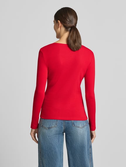 Frauenmodel trägt Slim Fit Longsleeve aus reiner Baumwolle von Christian Berg Woman in kräftigem Rot, glatte Textur, Damen Longsleeve, taillierte Passform, Rundhalsausschnitt, Rückenlänge bei Größe S 59 cm, Ganzkörperansicht Rückansicht.