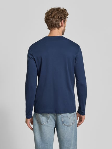 Männermodel trägt Longsleeve aus reiner Baumwolle von Christian Berg Men in Dunkelblau, lockere Passform, Ganzkörperansicht Rückansicht.
