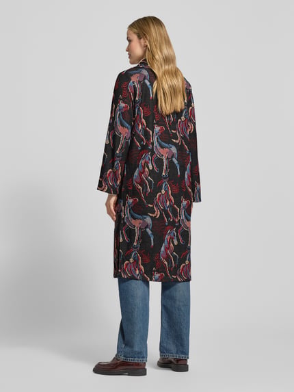 Frauenmodel trägt Mantel im Allover-Look mit aufgesetzten Taschen von Milano Italy, Material-Mix mit Viskose-Anteil, Relaxed-Fit, schwarze Grundfarbe mit bunten Formen, Reverskragen, Rückenlänge 109 cm, Ärmellänge 63 cm, Ganzkörperansicht Rückansicht.