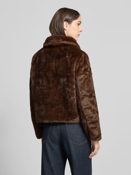 Frauenmodel trägt Teddyjacke mit Umlegekragen von ZABAIONE, unifarben, cropped Schnitt, lange Ärmel, abgerundeter Saum, Ganzkörperansicht Rückansicht.