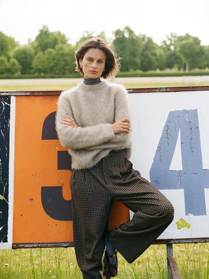Frauenmodel trägt Wide Leg Stoffhose aus Viskose-Mix von Jake*s Casual in Dunkelbraun mit Karomuster, Ganztkörperansicht von vorne.