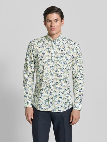 Mannelijk model draagt Slim Fit vrijetijdsoverhemd met button-downkraag model 'Slub' van Fynch-Hatton, bloemen all-over print, puur katoen, borstzak, met lange mouwen, knoopsluiting, ruglengte maat M 74 cm, schouderbreedte 44 cm, mouwlengte 66 cm, voorkant volledige lichaamsweergave.