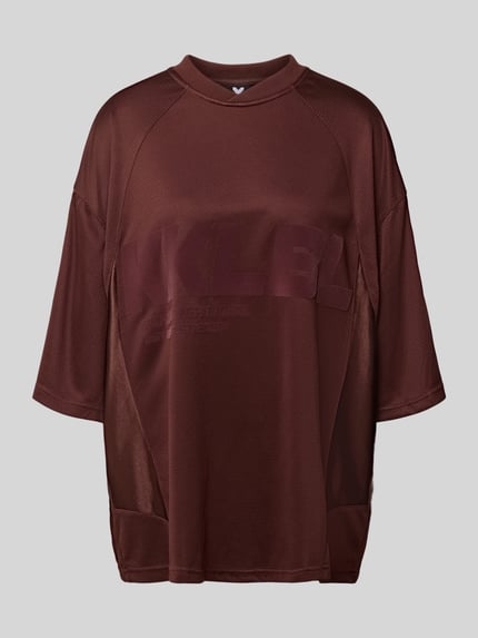 Produktfoto, Oversized T-Shirt mit Label-Print von Karo Kauer, bordeauxrot, V-Ausschnitt, überschnittene Schultern, strukturierte Oberfläche