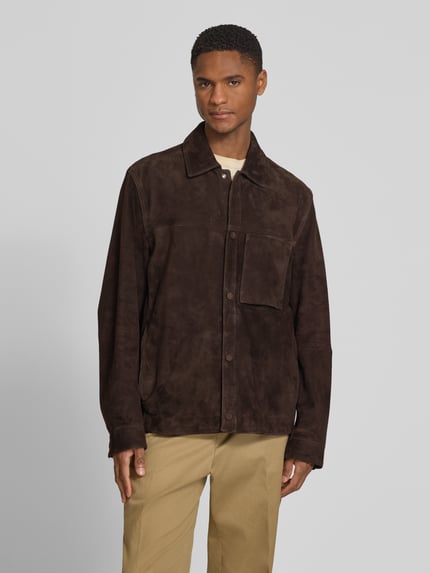 Männermodel trägt Regular Fit Lederjacke aus echtem Ziegenleder Modell 'C-MOLOT' von BOSS in brauner Nubuk-Lederoptik, Ganzkörperansicht von vorne.
