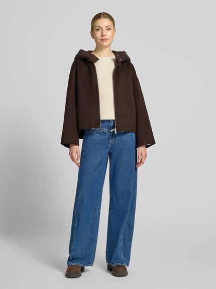 Frauenmodel trägt Oversized Blouson aus Woll-Mix Modell 'Hikone' von OPUS, dunkelbraun, breite Ärmel, glatte Textur, Damen Bomberjacke, Ganzkörperansicht von vorne.