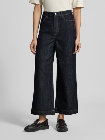 Vrouwenmodel draagt Relaxed Fit Jeans aus Baumwoll-Mix van s.Oliver BLACK LABEL, donkerblauw, rechte vormen, textuur van katoendenim, geheel lichaamsaanzicht van voren