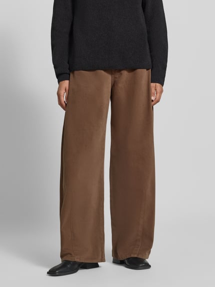 Männermodel trägt braune Wide & Loose Fit Jeans aus reiner Baumwolle Modell 'ORDINE' von Weekend Max Mara, Damen Wide & Loose Fit Jeans von Weekend Max Mara, Nahaufnahme Unterkörper.