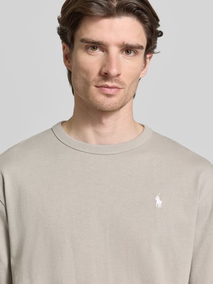 Männermodel trägt Relaxed Fit T-Shirt aus reiner Baumwolle von Polo Ralph Lauren in Optik: Unifarben mit Label-Stitching, Nahaufnahme Oberkörper.