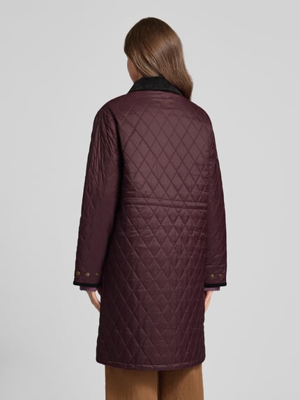 Frauenmodel trägt Regular Fit Steppmantel mit Druckknöpfen von Barbour in Dunkellila, diamantgesteppt, glatte Textur, Ganzkörperansicht Rückansicht. Damen Steppmantel von Barbour.