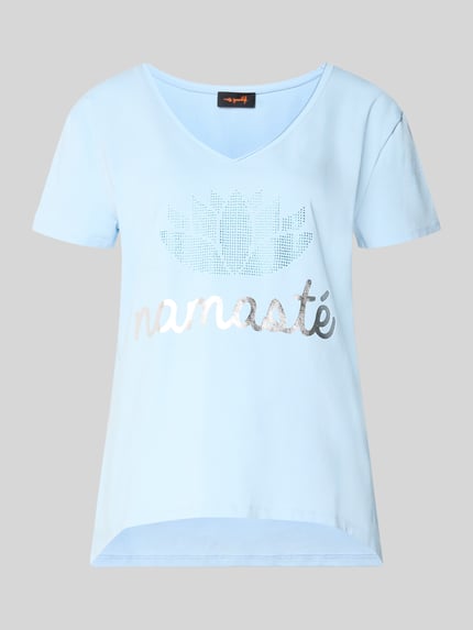Produktfoto, hellblaues T-Shirt mit V-Ausschnitt und silbernem Ziersteinbesatz Modell 'Namaste' von miss goodlife, Baumwoll-Elasthan-Mix, Regular Fit