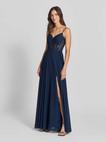 Frauenmodel trägt Corsagenkleid mit Stitchings und V-Ausschnitt von LUXUAR FASHION in Dunkelblau, A-Linie Chiffon, Ganzkörperansicht von vorne.