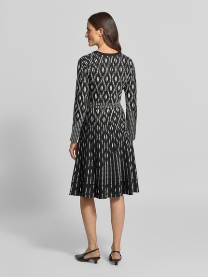 Vrouwenmodel draagt knielang Knielanges Strickkleid im Allover-Look van Apricot, zwart-wit, viscosemix, A-lijn, ronde hals, ruglengte maat S 103 cm, borstwijdte 37 cm, mouwlengte 59 cm, all-over look textuur, geheel lichaamsaanzicht achteraan.