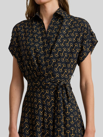 Frauenmodel trägt Tailliertes Wickelkleid aus Chiffon von Lauren Ralph Lauren mit Allover-Muster, V-Ausschnitt, Taillengürtel, Nahaufnahme Oberkörper.