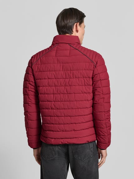 Männermodel trägt Steppjacke mit Stehkragen und Reißverschlusstaschen von LERROS in Rot, horizontale Steppungen, Ganzkörperansicht Rückansicht, Regular Fit, Herrenmodell