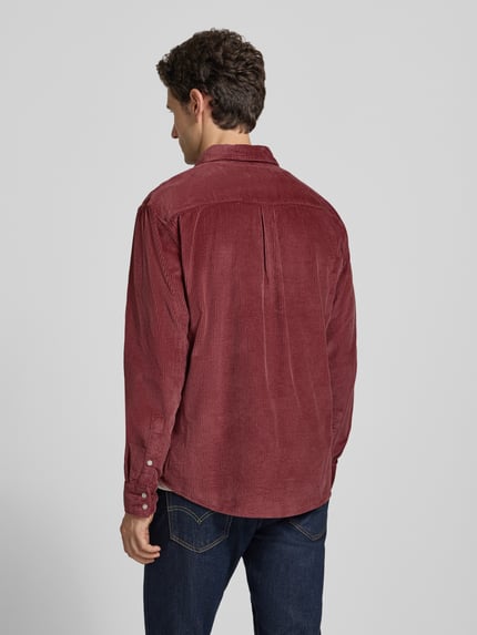 Männermodel trägt Regular Fit Freizeithemd mit Label-Stitching von MCNEAL aus rotem Cord, reine Baumwolle, Rückenansicht, Ganzkörperansicht Rückansicht.