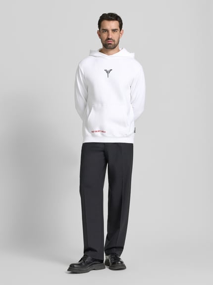 Mannelijk model draagt Hoodie met Kapuze van CARLO COLUCCI, wit katoenmix, labelprint, kangoeroezak, losse pasvorm; volledige frontale lichaamsweergave.