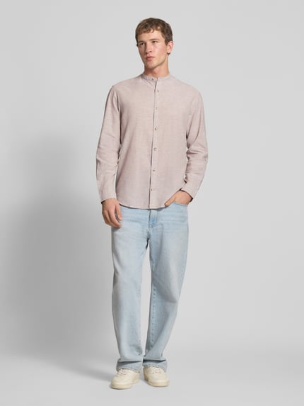Mannelijk model draagt Regular Fit Freizeithemd aus Baumwoll-Leinen-Mix van Jack & Jones, model 'SUMMER LINEN BLEND', lichte kleuren, knopsluiting, staande kraag, katoen-linnenmix, lange mouwen, casual look, geheel vooraanzicht.