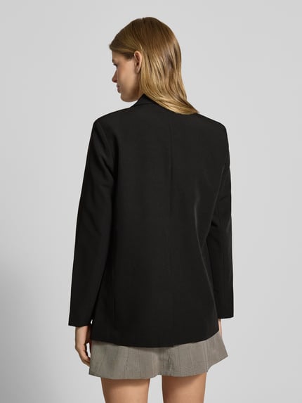 Frauenmodel trägt Loose Fit Longblazer mit Abnähern Modell 'BOZZY' von Pieces, Optik: Unifarben, Reverskragen, Langarm, Pattentaschen, Ganzkörperansicht Rückansicht.