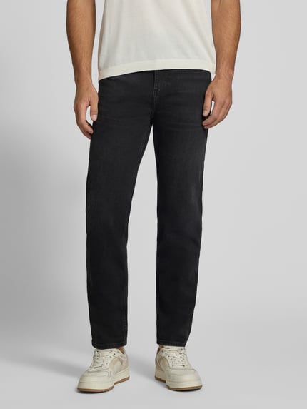 Männermodel trägt schwarze Straight Fit Jeans aus Baumwoll-Mix Modell 'Ogden' von BOSS, Herren Slim Fit Jeans, Nahaufnahme Oberkörper.