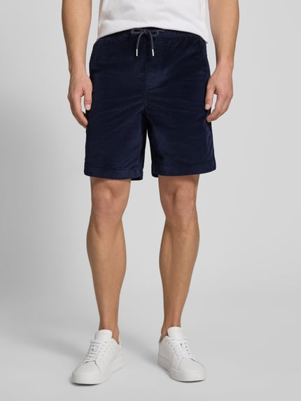 Männermodel trägt Regular Fit Sweatshorts aus Baumwoll-Mix von SELECTED HOMME, Optik: Unifarben, Cord, Gesäßtasche, Ganzkörperansicht von vorne.