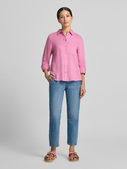 Frauenmodel trägt Tapered Fit Jeans aus reiner Baumwolle von Jake*s Casual in Blau, kombiniert mit rosa Hemd, Ganzkörperansicht von vorne.