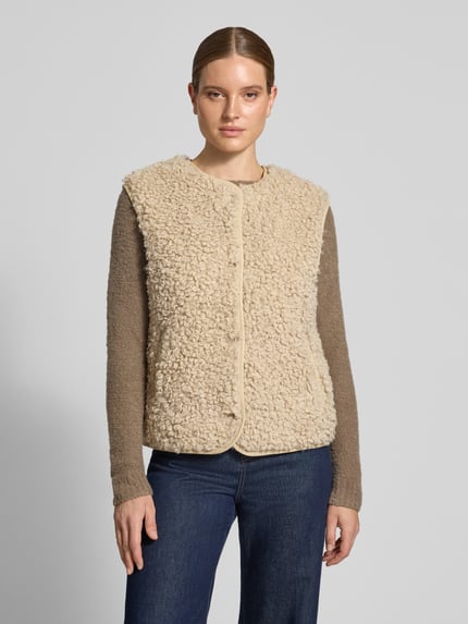 Frauenmodel trägt Weste aus Teddyfell Modell 'Vada' von LOLLYS LAUNDRY in Beige, runde Knöpfe, lockerer Schnitt, Ganzkörperansicht von vorne. Damen Weste, Teddyfell, Regular Fit, Rundhalsausschnitt, Knopfleiste, Rückenlänge 60 cm, Schulterbreite 46 cm, Brustweite 49 cm.