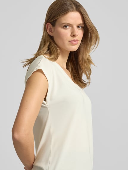 Frauenmodel trägt Loose Fit T-Shirt aus Modal-Mix Modell 'FREE' von Only, unifarben, V-Ausschnitt, kurzarm, Nahaufnahme Oberkörper.