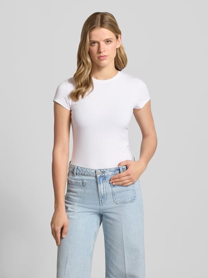 Frauenmodel trägt T-Shirt mit Rundhalsausschnitt von REVIEW, Damen T-Shirt aus Baumwoll-Elasthan-Mix, Slim-Fit, einfarbig Weiß, Rückenlänge 51 cm bei Größe S, Nahaufnahme Oberkörper.
