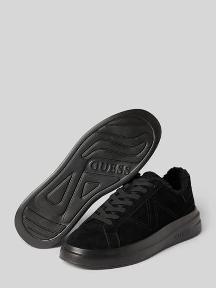 Produktfoto, Sneaker aus echtem Leder Modell 'ELBA' von GUESS, czarny, zaokrąglony kształt, zamsz, ozdobne przeszycia, strukturalna podeszwa, tłoczone logo, wysokość obcasa w rozmiarze 44: 4 cm, wysokość cholewki w rozmiarze 44: 7 cm, szerokość w rozmiarze 44: 7 cm