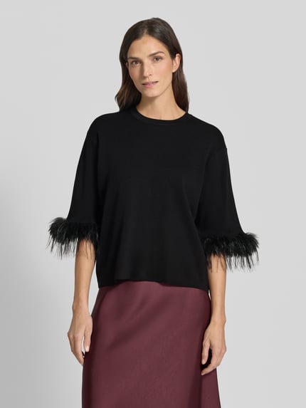 Frauenmodel trägt Relaxed Fit Strickshirt mit Kunstfell Modell 'DALISE' von ICHI in Schwarz, feine Viskose, Rundhalsausschnitt, Nahaufnahme Oberkörper.