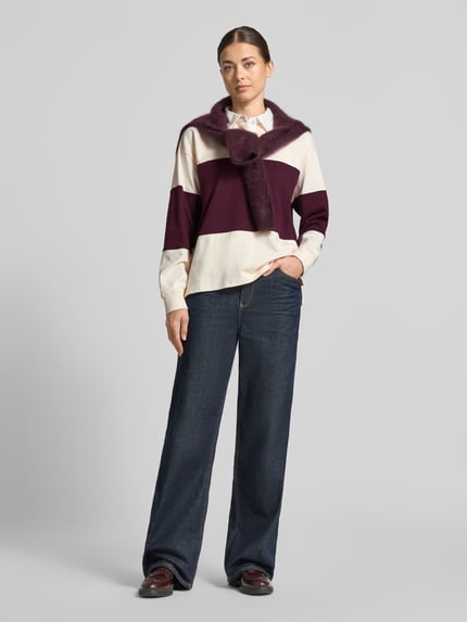 Vrouwenmodel draagt Regular Fit sweatshirt van puur katoen van GANT in crème en paars met donkere jeans, Ganzichaansicht van voren.