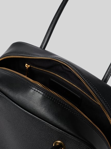 Productfoto, zwarte Shoulder Bag uit echt leer Model 'POPPY' van FURLA met structuurpatroon, gouden ritssluiting, hoofdvak en binnenvak
