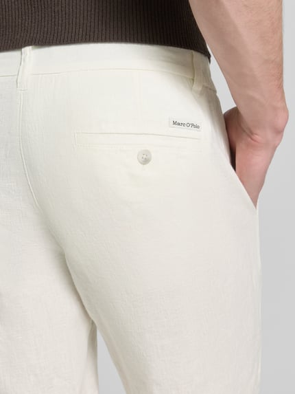 Männermodel trägt Regular Fit Shorts aus reinem Leinen Modell 'RESO JOGGER' von Marc O'Polo, Optik: Unifarben, Material: Leinen, Nahaufnahme Rückansicht.