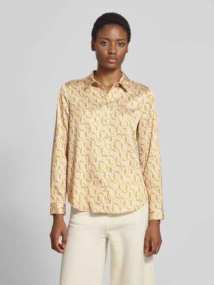 Frauenmodel trägt Regular Fit Langarmbluse mit Allover-Muster Modell 'Bliss2' von JOOP! in Creme und Rosa, Ganzkörperansicht von vorne. Damen Langarmbluse von JOOP!