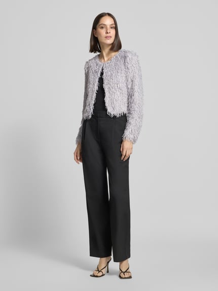 Frauenmodel trägt Cropped Jacke mit Federn von Christian Berg Woman Selection in Hellgrau, schwarze Hose, strukturierte Oberfläche, Ganzkörperansicht von vorne. Rückenlänge 43 cm, Brustweite 49 cm, Ärmellänge 62 cm.