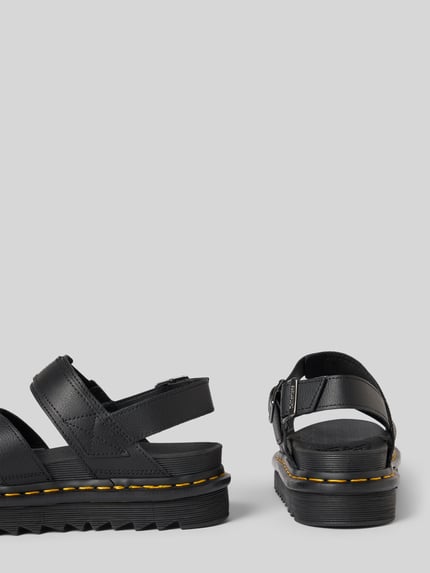 Productfoto, Sandalette aus Leder Modell 'Voss II' van Dr. Martens, zwart leer, afgeronde neus, riem met gesp, hakhoogte 4 cm.