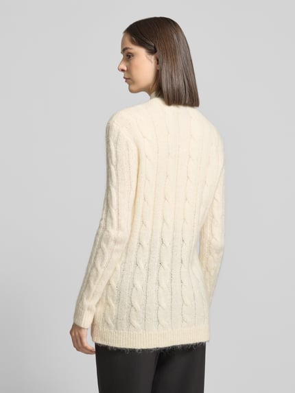 Frauenmodel trägt Cardigan aus Mohair mit Logo-Applikation von LAUREN RALPH LAUREN in creme, Zopfmuster, Strickoptik, Ganzkörperansicht Rückansicht.