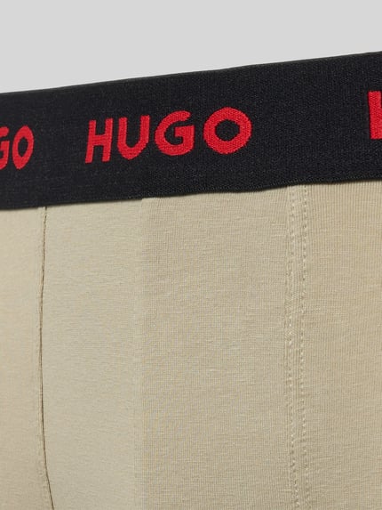 Produktfoto, Trunk aus Baumwoll-Mix im 3er-Pack von HUGO, beiges Material mit schwarzem Bund und rotem Logo, Herren Trunk