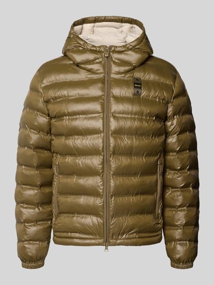 Produktfoto, Steppjacke mit Zweiwege-Reißverschluss Modell 'CHARLES' von Blauer USA in Olivgrün, glänzende Oberfläche, Kapuze, seitliche Reißverschlusstaschen, Regular Fit, Label-Detail, für Herren