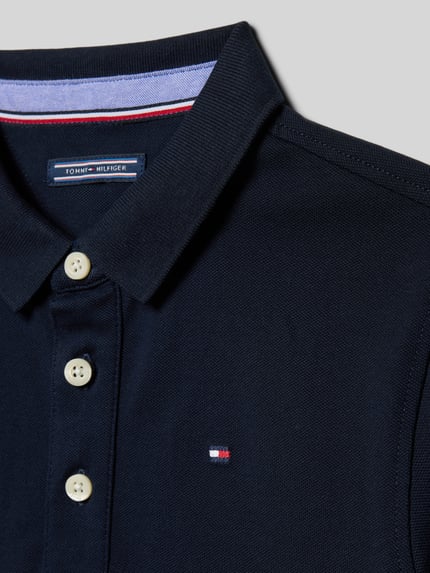 Jongen draagt Poloshirt met Logo-Stickerei van Tommy Hilfiger in donkerblauw, piqué, mix van katoen en elastaan, knoopsluiting, recht model, geborduurd logo, detailopname.